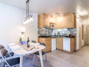 Кухня или мини-кухня в Apartment Le Grand Pré-6 by Interhome

