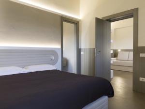 Apartment Tipologia Bilo 04 pax by Interhome في فلورنسا: غرفة نوم مع سرير أسود كبير مع مرآة