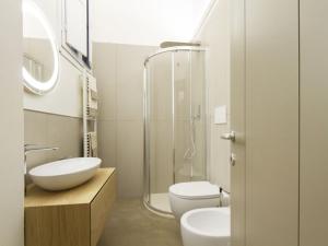 e bagno con lavandino, servizi igienici e doccia. di Apartment Tipologia Trilo 06 pax by Interhome a Firenze