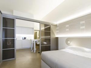 una camera con un letto bianco e un tavolo di Apartment Tipologia Trilo 06 pax by Interhome a Firenze