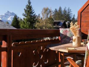 una mesa en un balcón con vistas a la montaña en Apartment Les Savolaires 4 by Interhome, en Gryon