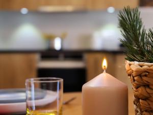 una vela sentada en una mesa junto a un vaso en Apartment Les Savolaires 4 by Interhome, en Gryon