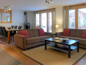 een woonkamer met een bank en een salontafel bij Apartment Shangri La by Interhome in Zermatt
