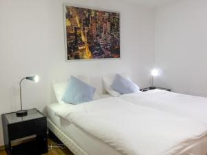 een slaapkamer met 2 bedden en een schilderij aan de muur bij Apartment Shangri La by Interhome in Zermatt