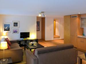 un soggiorno con divano e TV di Apartment Shangri La by Interhome a Zermatt