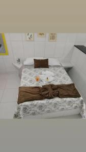 Un pat sau paturi într-o cameră la Peroba Mar Kitnets
