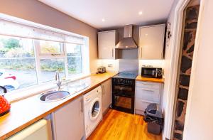Virtuvė arba virtuvėlė apgyvendinimo įstaigoje Aberdulas Cottage in the Dyfi Valley Wales