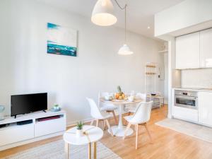 une cuisine et une salle à manger avec une table et des chaises dans l'établissement Apartment Villa Brillante by Interhome, à Biarritz