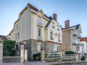 une vieille maison avec une clôture devant elle dans l'établissement Apartment Villa Brillante by Interhome, à Biarritz