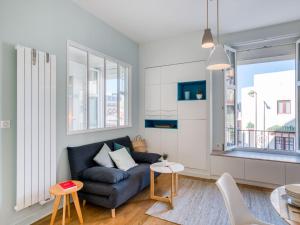 un salon avec un canapé et une table dans l'établissement Apartment Villa Brillante by Interhome, à Biarritz 12 autres photos
