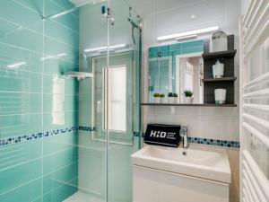 une salle de bain avec un lavabo et une douche en verre dans l'établissement Apartment Villa Brillante by Interhome, à Biarritz
