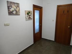 a hallway with a door and a tile floor at Casasjerezanas Vistaflor2 in Jerez de la Frontera