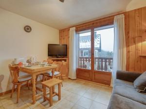 un soggiorno con tavolo e TV di Apartment Pointe des Aravis-5 by Interhome a Saint-Gervais-les-Bains