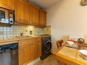 een keuken met een wasmachine en een wastafel bij Apartment Pointe des Aravis-5 by Interhome in Saint-Gervais-les-Bains