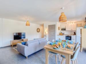 ポルト・ヴェッキオにあるApartment Paesu Pimpan by Interhomeのソファとテーブルのあるリビングルーム +21枚の写真