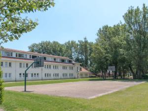 um edifício com um cesto de basquetebol num parque em Studio Mimosa 007 by Interhome em De Haan