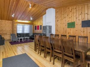 Holiday Home Karhunpesä b by Interhome في Kotila: غرفة طعام مع طاولة وجدران خشبية