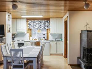 Kjøkken eller kjøkkenkrok på Holiday Home Aurinkoalppi 10a paritalo price includes by Interhome