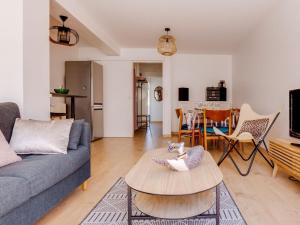 een woonkamer met een bank en een tafel bij Apartment Calliope by Interhome in Arcachon