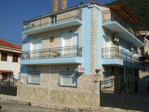 un edificio con balcones en un lateral en Kristallia Rooms, en Monastiraki