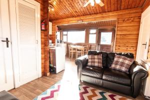 Gallery image of Rural Log Cabin Retreat In The Heart Of Snowdonia By Seren Property in Trawsfynydd