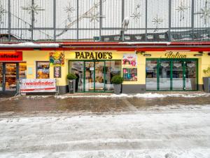 un bâtiment jaune avec des boutiques dans une rue enneigée dans l'établissement Apartment Appartement 2 by Interhome, à Schladming