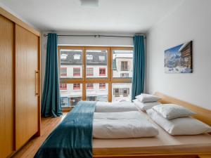 een slaapkamer met een groot bed en een raam bij Apartment Papa Joe's Kuschelappartements-2 by Interhome in Schladming