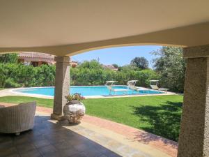 vista su un cortile con piscina di Holiday Home Rei Sole - REI308 by Interhome a Costa Rei