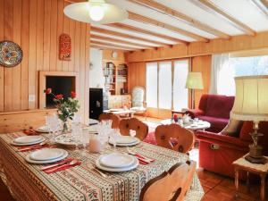 uma sala de jantar com mesa e cadeiras e um quarto com em Chalet Astrantia by Interhome em Gryon