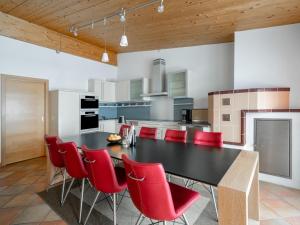 Kuchyňa alebo kuchynka v ubytovaní Apartment Penthouse 1 by Interhome + 17 fotografií