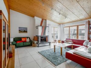 salon z czerwoną kanapą i kominkiem w obiekcie Apartment Penthouse 1 by Interhome w Schladming