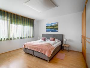 Łóżko lub łóżka w pokoju w obiekcie Apartment Penthouse 1 by Interhome