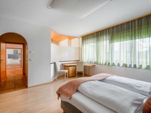 Łóżko lub łóżka w pokoju w obiekcie Apartment Penthouse 1 by Interhome