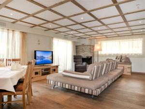 TV a/nebo společenská místnost v ubytování Apartment Chesa Piz Mezdi - St- Moritz by Interhome