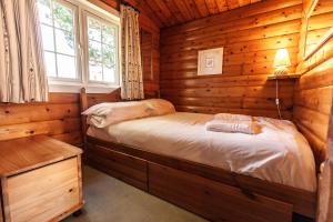 Un pat sau paturi într-o cameră la Cabin set in the mountains By Seren Property