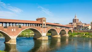 un puente sobre un río en una ciudad en Casa Teo Pavia città, en Pavia