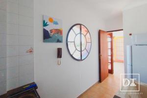 um quarto com um espelho numa parede branca em Depto Las Heras em Villa Carlos Paz