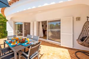 een eetkamer met een tafel en stoelen bij Villa Sunshine by Algarve Vacation in Armação de Pêra