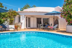 een villa met een zwembad en een huis bij Villa Sunshine by Algarve Vacation in Armação de Pêra
