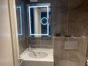un baño con lavabo y espejo en The Biancho Hotel Old City - Special Category, en Estambul