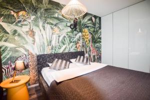 sypialnia z malowidłem roślinnym i łóżkiem w obiekcie Apartament z widokiem na Wawel w centrum miasta w Krakowie