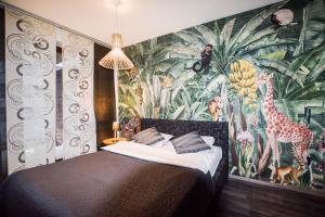 a bedroom with a mural of giraffes on the wall at Apartament z widokiem na Wawel w centrum miasta in Kraków