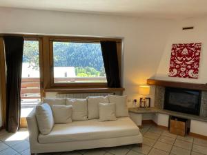 ヴァルディデントロにあるVilla Dosso del Grilloのリビングルーム(白いソファ、暖炉付)