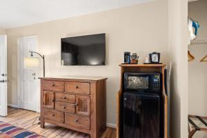 TV a/nebo společenská místnost v ubytování Jonathan Creek Inn and Villas