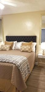 Tempat tidur dalam kamar di Very Glam Apartment 5 Miles From Hard Rock