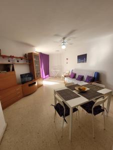 - un salon avec une table et un canapé dans l'établissement Apartamento El Isleño, à San Sebastián de la Gomera