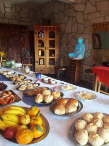 una mesa con muchos platos de comida. en Repouso Sol, en São Thomé das Letras