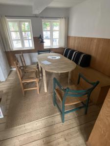 - un salon avec une table, des chaises et un canapé dans l'établissement byhus centralt i bogense, à Bogense