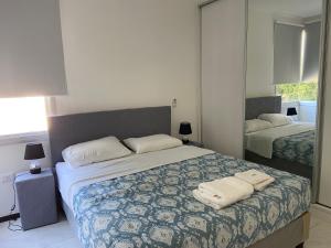 A bed or beds in a room at Hermoso departamento con piscina y estacionamiento