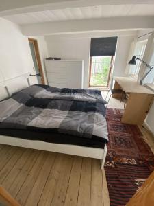 - une chambre avec un lit et un bureau dans l'établissement byhus centralt i bogense, à Bogense